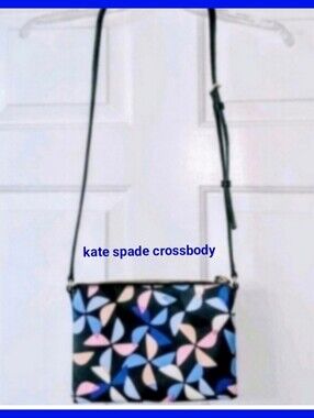 Kate Spade Hawthorne cross-body Carolyn spinner handbag. Navy with pink pinwheel
